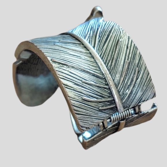 Vintage Metal Cuff Bracelet Spring Mechanism - Picture 5 of 10